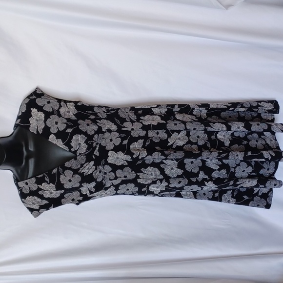 CHAPS BLACK & WHITE FLORAL EMPIRE WAIST DRESS - Picture 1 of 6